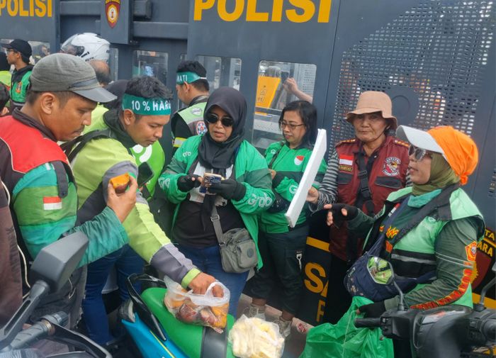 Massa demo ojol di Patung Kuda santap ubi dan singkong goreng yang dibawa Sri Damiyah.