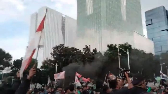 Aksi demo ojol 205 di kawasan Patung Kuda, Medan Merdeka Barat, Jakart Pusat, Selasa (20/5/2025)