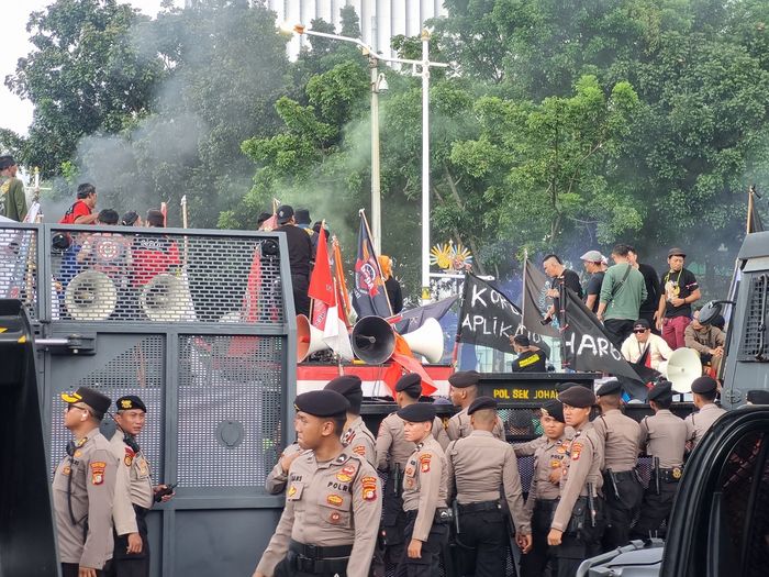 Aksi demo ojek online (ojol) di Patung Kuda, Jakarta Pusat, Selasa (20/5/2025).