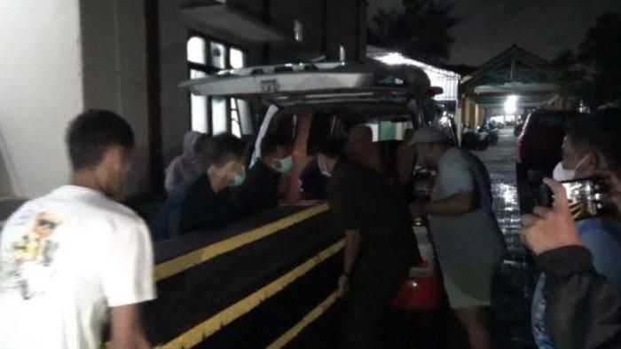 Petugas medis RSUD Dr Sayidiman memasukan peti jenazah korban kecelakaan maut KA Malioboro Ekspres di Magetan ke dalam ambulans, Senin malam (19/5/2025)