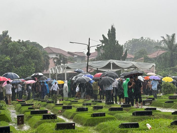 Suasana pemakaman suami Najwa Shihab, Ibrahim Sjarief Assegaf, di Tempat Pemakaman Umum (TPU) Tanah Kusir, Jakarta Selatan, Rabu (21/5/2025).