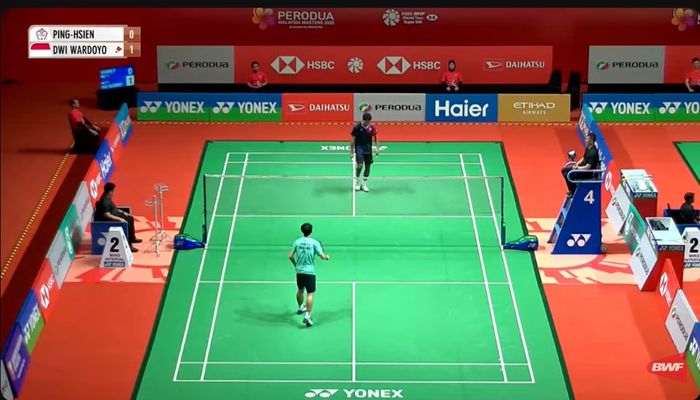 Tunggal putra Indonesia, Chico Aura Dwi Wardoyo (baju gelap) bermain tanpa dampingan pelatih pada babak 32 besar Malaysia Masters 2025 (21/5/2025) di Axiata Arena, Kuala Lumpur.