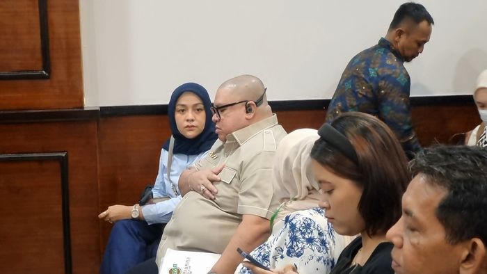 Razman Nasution menahan sakit saat menjalani sidang kasus dugaan pencemaran nama baik di Pengadilan Negeri Jakarta Utara, Kamis (22/5/2025).
