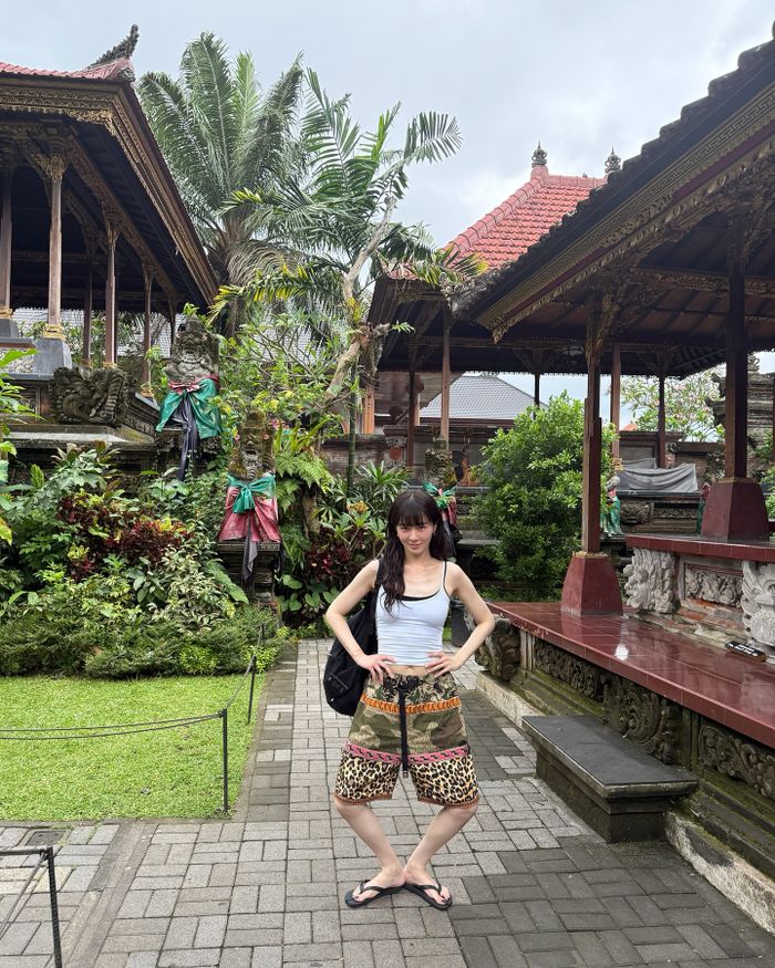 Potret Park Gyu Young di pulau Bali.