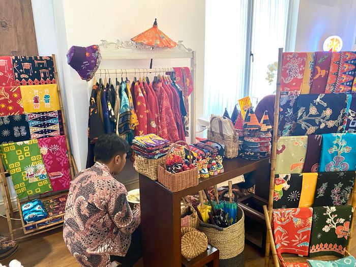 Pameran karya kolaborator di Lumpang Emas Signature.