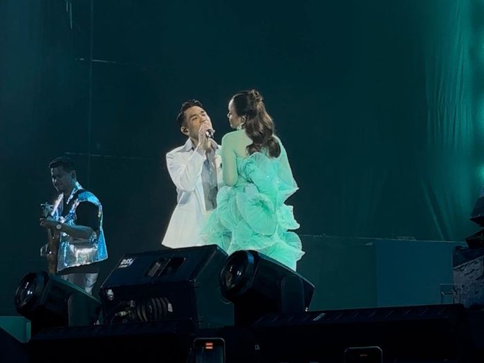 Rossa dan Afgan saat tampil di konser Here I Am yang digelar Indonesia Arena, Jakarta Pusat, Jumat (23/5/2025) malam.