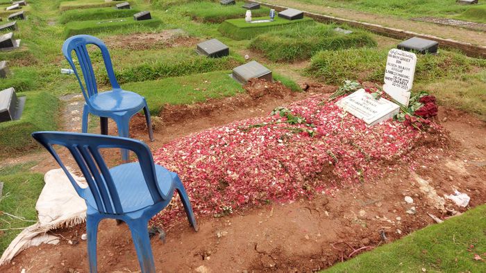 Suami Najwa Shihab dimakamkan satu liang lahat dengan mendiang putrinya, Namiyah.