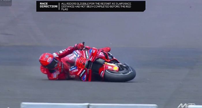 Pembalap Ducati Lenovo, Marc Marquez crash pada balapan MotoGP Inggris 2025 di Sirkuit Silverstone, Inggris, Minggu (25/5/2025).