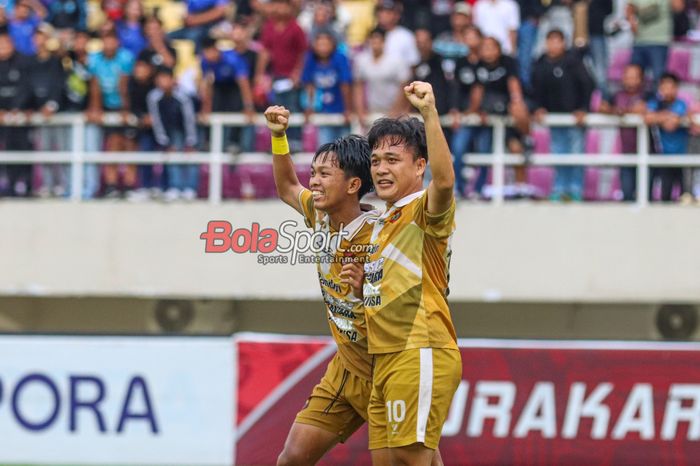 Ariesta Renaldo (kanan) dan Dedy Jaenuar (kiri) sedang melakukan selebrasi seusai mencetak gol dalam laga final Liga 4 2024/2025 antara Tri Brata Rafflesia FC versus Persika Karanganyar di Stadion Manahan, Solo, Jawa Tengah, Selasa (27/5/2025).