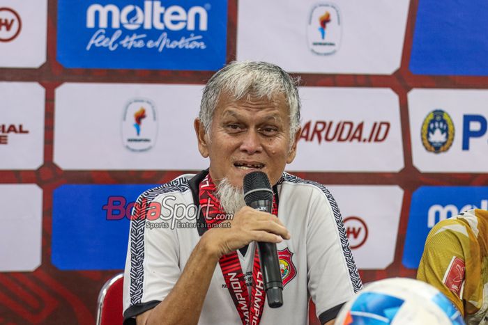 Pelatih Tri Brata Rafflesia FC, Muhammad Nasir, saat memberikan keterangan kepada awak media di Stadion Manahan, Solo, Jawa Tengah, Selasa (27/5/2025).