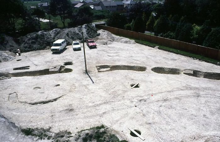 Pandangan udara ekskavasi di Flagstones, situs prasejarah di Dorset, Inggris, yang kini diketahui lebih tua dari Stonehenge.