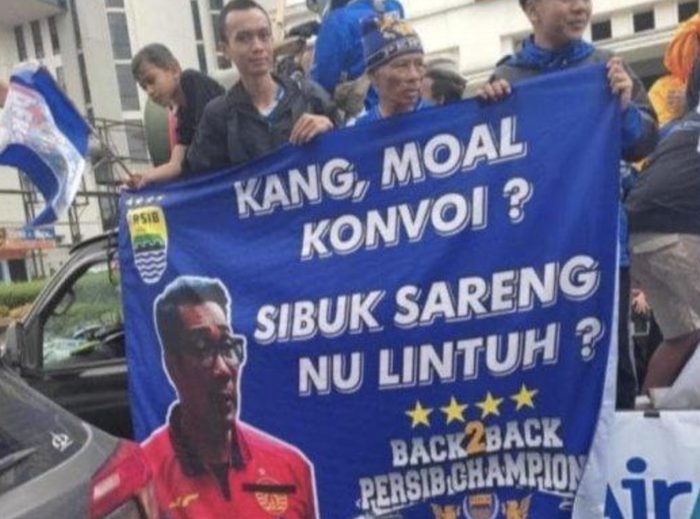 Spanduk Bobotoh yang menyindir Ridwan Kamil, karena tak ikut konvoi kemenangan klub Persib Bandung.