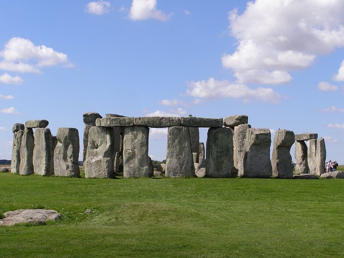 Flagstones terletak sekitar 60 kilometer di barat daya Stonehenge.