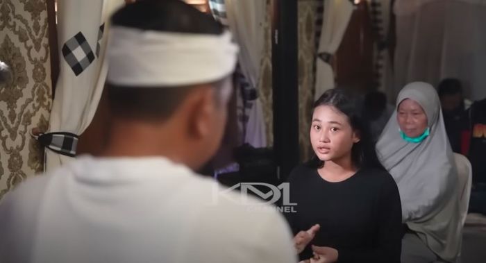 Debat Aura Cinta dengan Gubernur Jawa Barat, Dedi Mulyadi, dalam forum korban gusuran bantaran kali Cikarang - Bekasi.