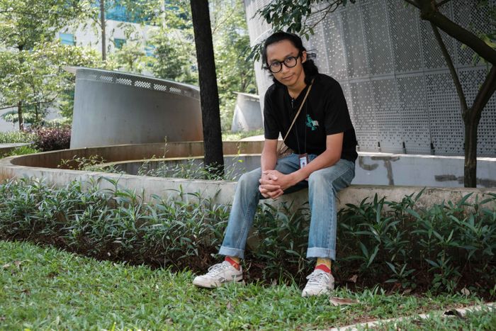 Pirlo adalah mahasiswa Digital Journalism Universitas Multimedia Nusantara semester kedua, salah satu peserta pameran. Ia mengisahkan proses di balik pengambilan gambar dan alasan memilih tema 'Mengutip Titipan Bahari' sebagai bagian dari tugas foto jurnalistiknya.