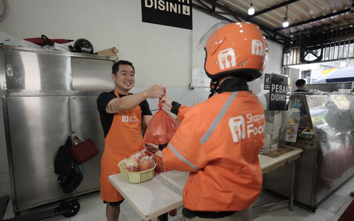 Pesanan Ayam Goreng Buni diambil oleh Mitra Pengemudi ShopeeFood