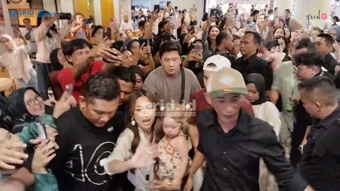 Jennifer Coppen disambut antusias fans di Central Park Mall, Jakarta Barat, Kamis (29/5/2025).