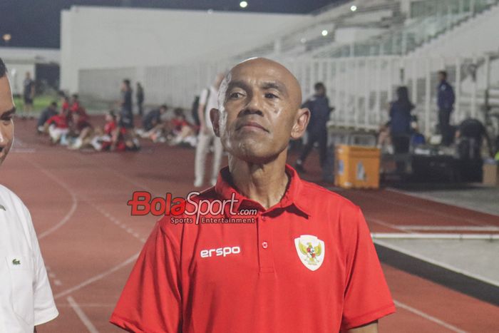 Kepala Pemandu Bakat Timnas Indonesia, Simon Tahamata, sedang memantau para pemainnya berlatih di Stadion Madya, Senayan, Jakarta, Senin (2/6/2025) malam.