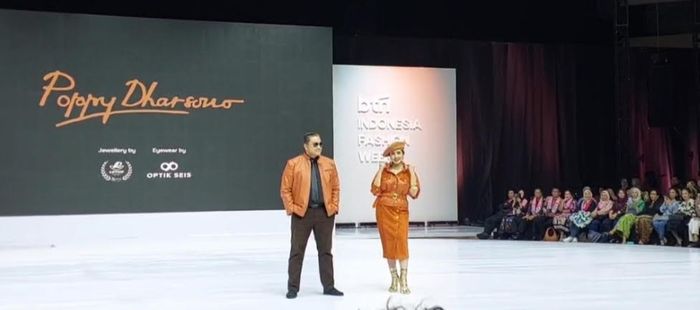 Aktor sekaligus politisi Dede Yusuf tampil di catwalk