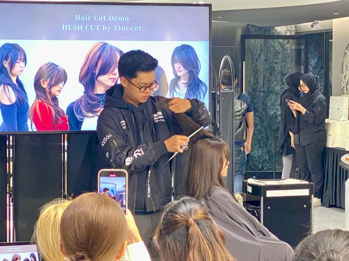 Demo hair cut "Hush Cut" yang menjadi populer di kalangan anak muda.