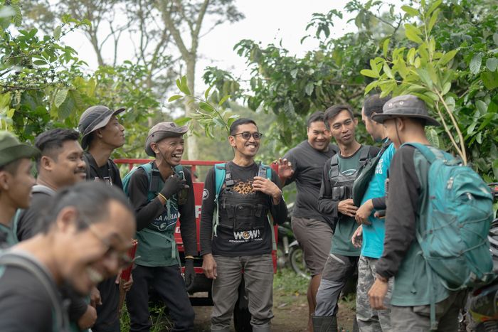 Teguh Budi Wiyono (tengah berkacamata) sedang memberikan pengarahan sebelum menjalani patroli hutan bersama rekan-rekan anggota PEKA Muria.