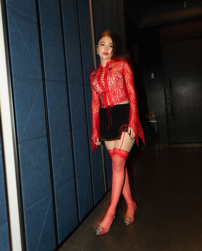 Atasan lace merah yang dikenakan Wika Salim.