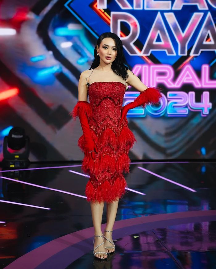 Dress merah yang dikenakan Wika Salim.