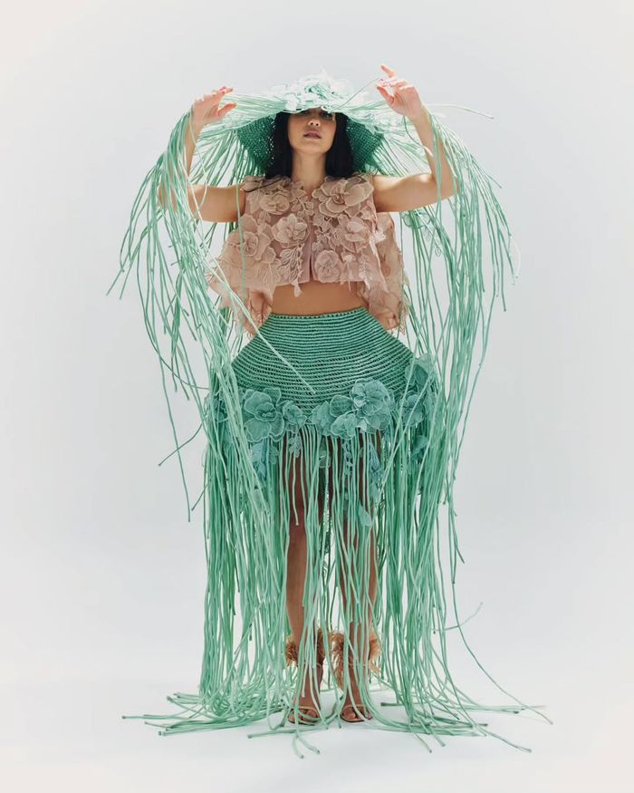 Gaya unik Pevita Pearce saat pemotretan.