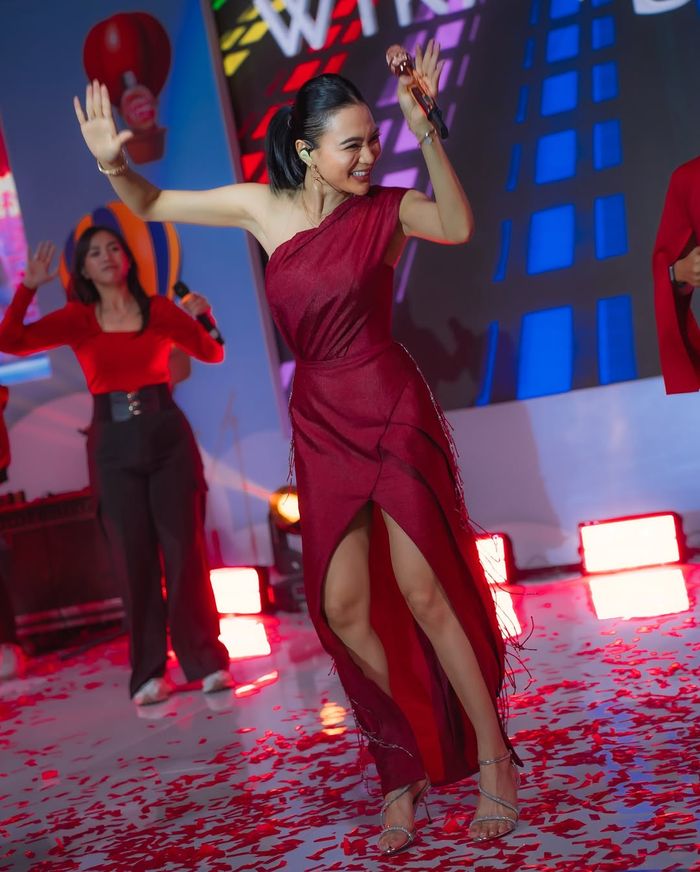 Wika Salim kenakan one shoulder dress merah.