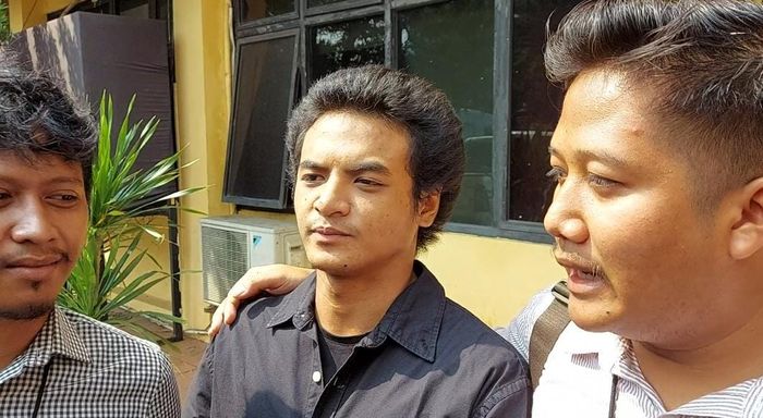 Vadel Badjideh didampingi polisi untuk dipindahkan ke tahanan Kejari, Polres Jakarta Selatan, Selasa (3/6/2025)