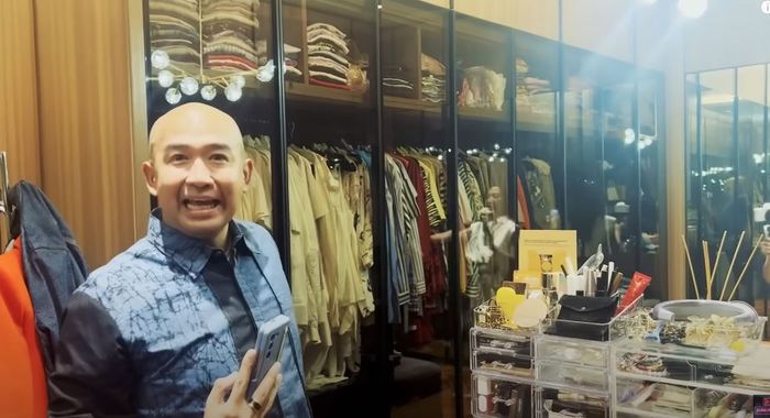 Iwet melihat isi walking closet di rumah Luna Maya