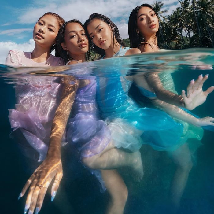 Foto pertama keempat member No Na yang dibagikan secara resmi.