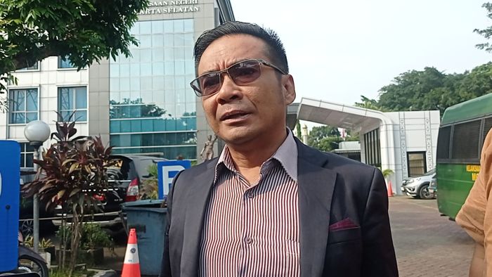 Kuasa hukum Reza Gladys, Julianus Paulus Sembiring ditemui di Kejaksaan Negeri Jakarta Selatan, Kamis (5/6/2025).