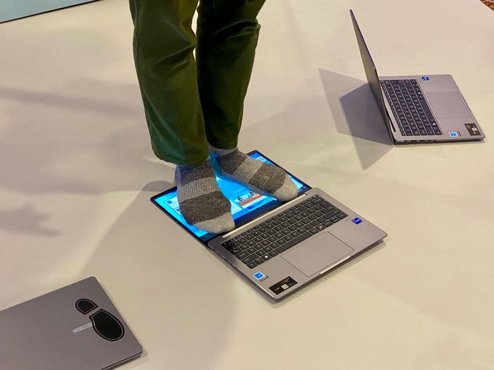 Uji ketahanan berat pada sebuah produk laptop.