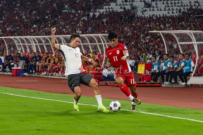 Ramadhan Sananta (kanan) sedang berebut bola dengan Yan Zexiang (kiri) dalam laga babak penyisihan Grup C Kualifikasi Piala Dunia 2026 zona Asia antara Timnas Indonesia versus Timnas China di Stadion Utama Gelora Bung Karno, Senayan, Jakarta, Kamis (5/6/2025).