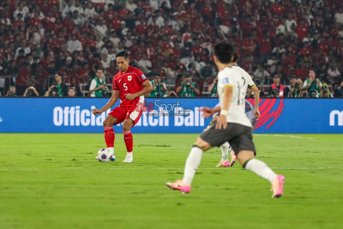 Rizky Ridho (kiri) sedang menguasai bola dalam laga babak penyisihan Grup C Kualifikasi Piala Dunia 2026 zona Asia antara Timnas Indonesia versus Timnas China di Stadion Utama Gelora Bung Karno, Senayan, Jakarta, Kamis (5/6/2025).