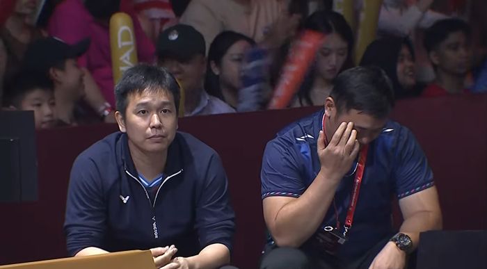 Hendra Setiawan (kiri) saat mendampingi Sabar Karyaman Gutama/Moh Reza Pahlevi Isfahani pada semifinal Indonesia Open 2025.