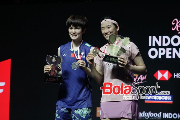 Wang Zhi Yi dan An Se Young saat naik podium Indonesia Open 2025 di Istora Senayan, Jakarta, Minggu (8/6/2025).