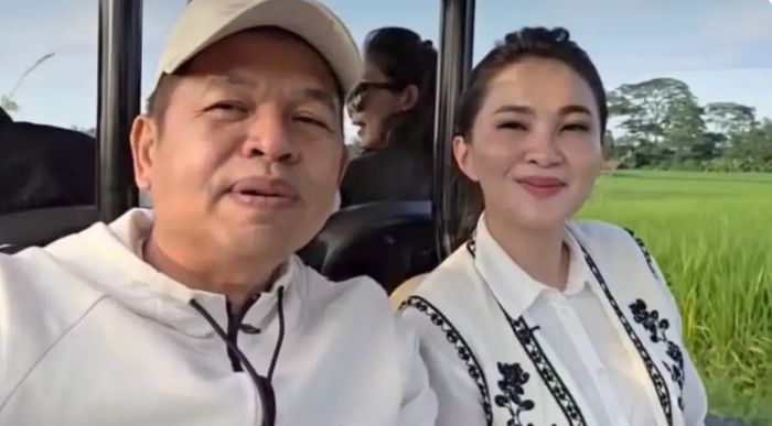 Dedi Mulyadi bawa Sherly Laos jalan-jalan lihat sawah, malah ramai dijodohkan netizen. 
