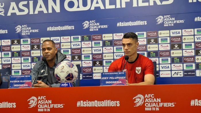 Pelatih timnas Indonesia, Patrick Kluivert dan pemain Joey Pelupessy, saat memberikan keterangan kepada media jelang melawan Jepang, Senin (9/6/2025).