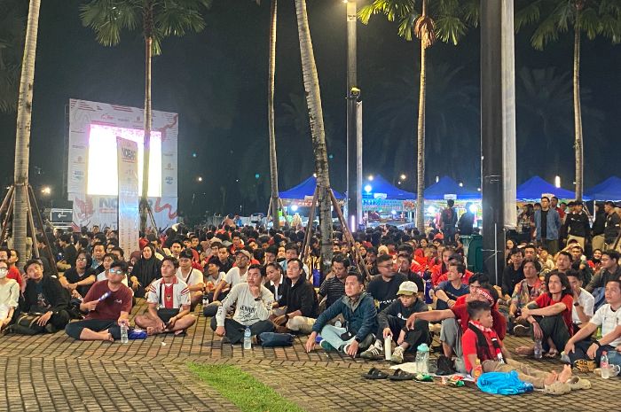 Pendukung Timnas Indonesia memadati area GBK, Senayan untuk menyaksikan pertandingan Indonesia vs Jepang yang digelar pada Selasa (10/6/2025).
