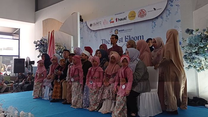 Ria Ricis melepas 3 murid penghafal Al-Quran dari sekolah TK miliknya.