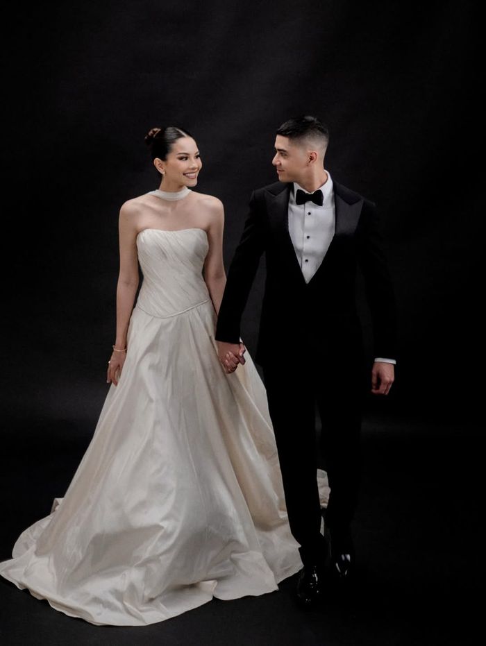 Prewedding Al Ghazali dan Alyssa Daguise dengan tampilan klasik.