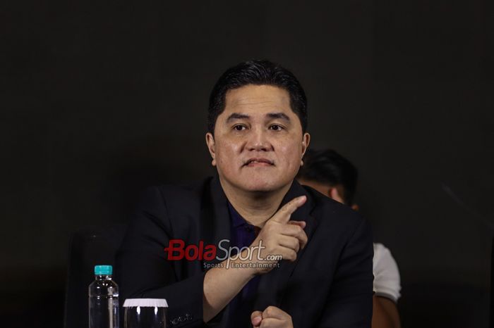 Ketua Umum PSSI, Erick Thohir, sedang memberikan keterangan kepada awak media di Menara Danareksa, Gambir, Jakarta, Jumat (13/6/2025).