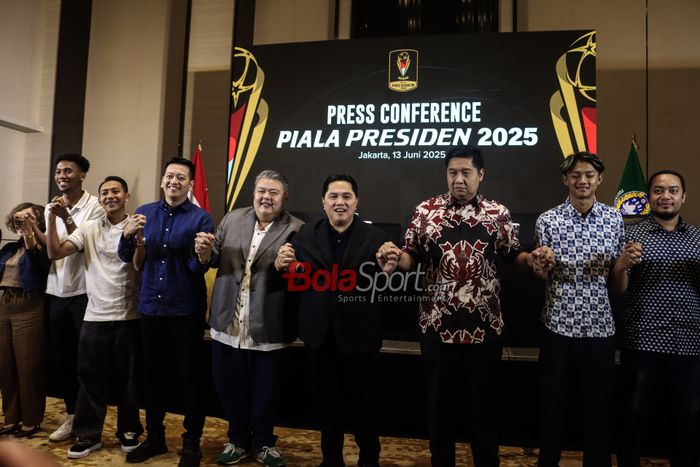 Ketua Steering Commitee Piala Presiden 2025 Maruarar Sirait (ketiga dari kanan) mengusulkan agar gelaran Piala Presiden 2025 bisa dipimpin wasit asing dalam konferensi persi Piala Presiden 2025, di Menara Danareksa, Jakarta, Jumat (13/6/2025).
