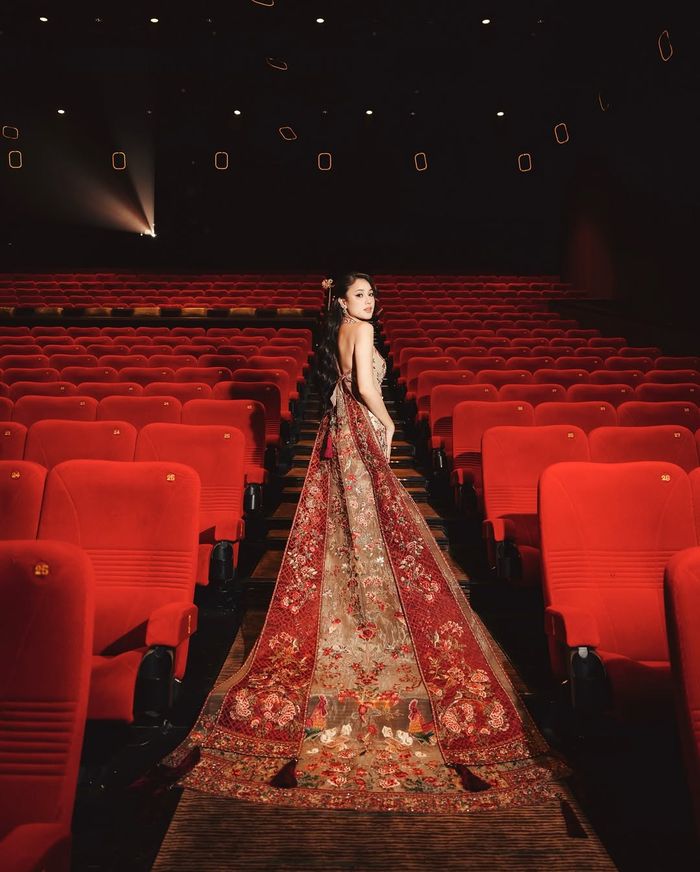 Tampilan belakang gaun cheongsam Yasmin Napper.