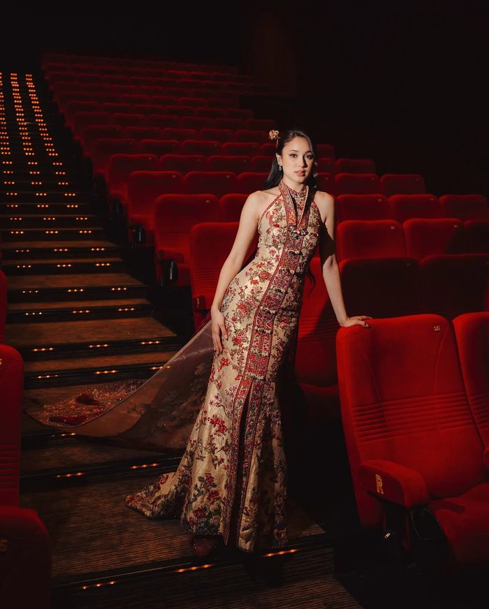 Gaun cheongsam rancangan desainer ternama yang dikenakan Yasmin Napper.