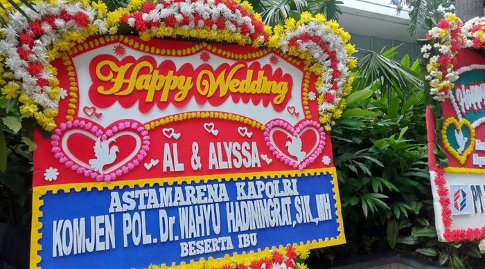 Karangan bunga di depan hotel lokasi acara akad nikah Al Ghazali dan Alyssa Daguise. 