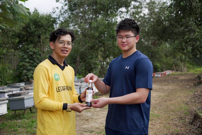 Warren Xie, Pendiri dan CEO Gerakan Nectarmas (kanan) bersama Ketua Kelompok Petani Madu (KPM) Tungkung, Fitrah Febriansyah mengenalkan produk madu hasil budidaya yang mereka kembangkan dan menjadi alternatif yang lebih menguntungkan dan ramah lingkungan.