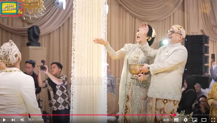 Maia Estianty dan Irwan Mussry nyawer uang dolar di akad nikah Al Ghazali. Tamu undangan langsung girang lihat nominalnya!
